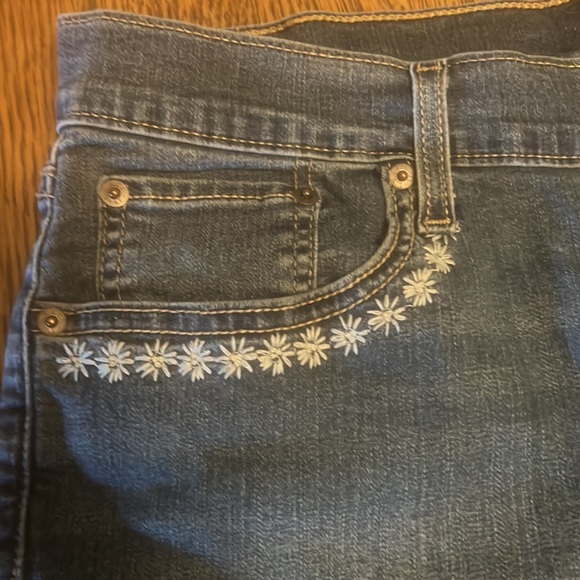 Levi’s Floral Embroidered Denim Shorts Rolled Up Hem Size 31 - Picture 5 of 7